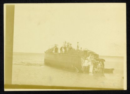 Groep mannen op een gestrand schip waarvan de achtersteven is verwoest, Bestanddeelnr 158-1223