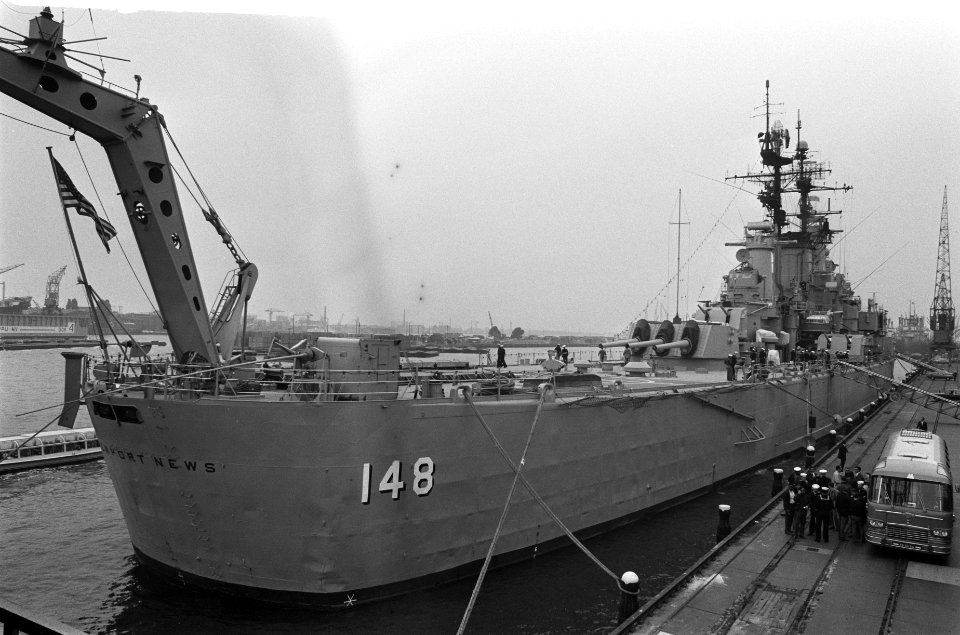Grootste kruiser te wereld Amerikaanse Newport News (21000 ton) in Amsterdam, d, Bestanddeelnr 924-9443