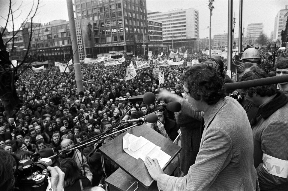 Grote demonstratie voor betere arbeidsvoorwaarden in Rotterdam (ong. 30.000 man , Bestanddeelnr 929-0321