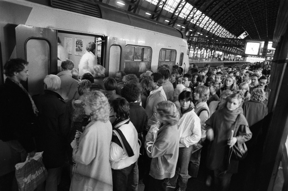 Grote drukte bij een trein op het Centraal Station van Amsterdam, Bestanddeelnr 932-7385