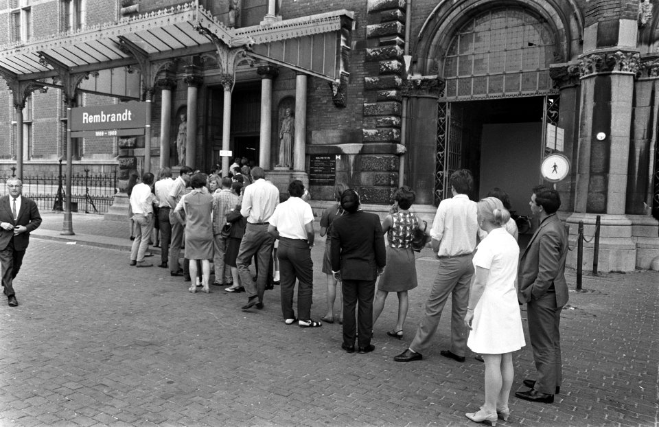 Grote drukte bij Rembrandttentoonstelling in Rijksmuseum Amsterdam rij voor het, Bestanddeelnr 922-7881