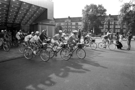 Groep Japanse toeristen maakt fietstocht door Nederland, nummer 4 vertrek vanaf , Bestanddeelnr 925-7969