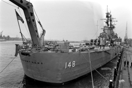 Grootste kruiser te wereld Amerikaanse Newport News (21000 ton) in Amsterdam, d, Bestanddeelnr 924-9442