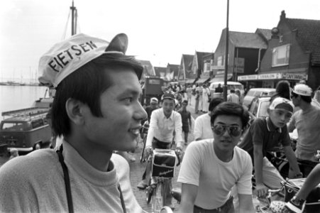 Groep Japanse fietsers in Volendam, Bestanddeelnr 925-7978