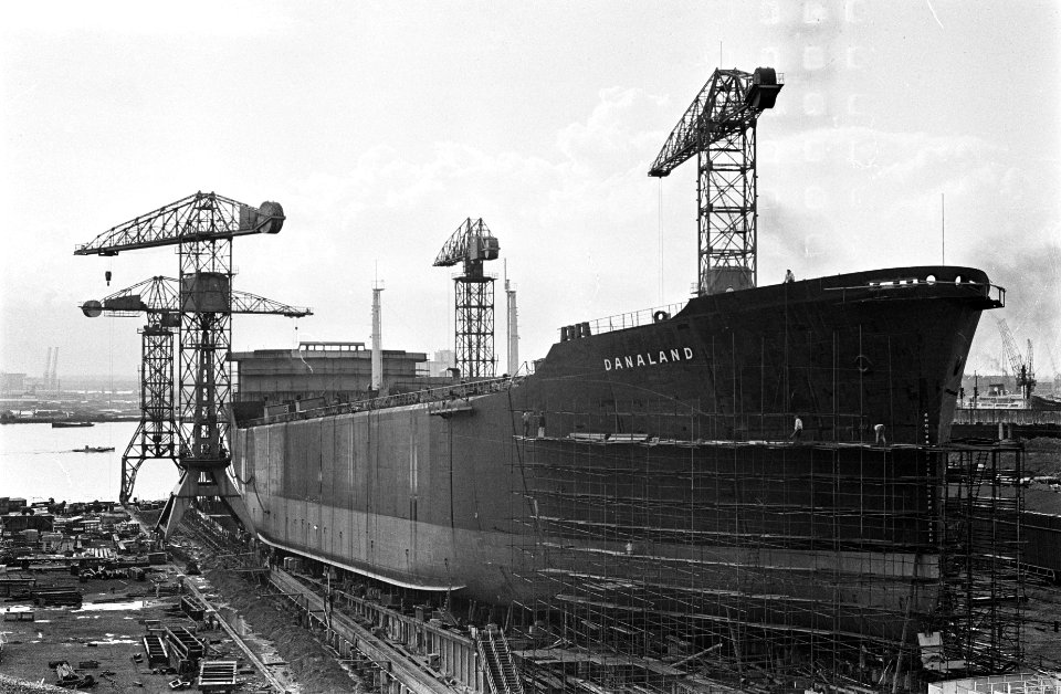 Grootste in Amsterdam gebouwde tankschip bij NDSM de Danaland zaterdag te wate, Bestanddeelnr 915-4864