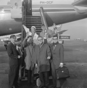 Groep jongeren van Schiphol naar Indonesie vertrokken, de groep voor het vliegtu, Bestanddeelnr 915-9887