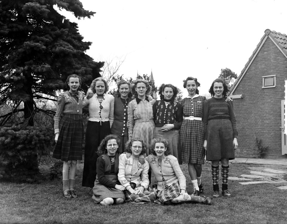 Groep leerlingen van de Landbouw-huishuidschool Prinses Julianain Zierikzee, m, Bestanddeelnr 903-2527