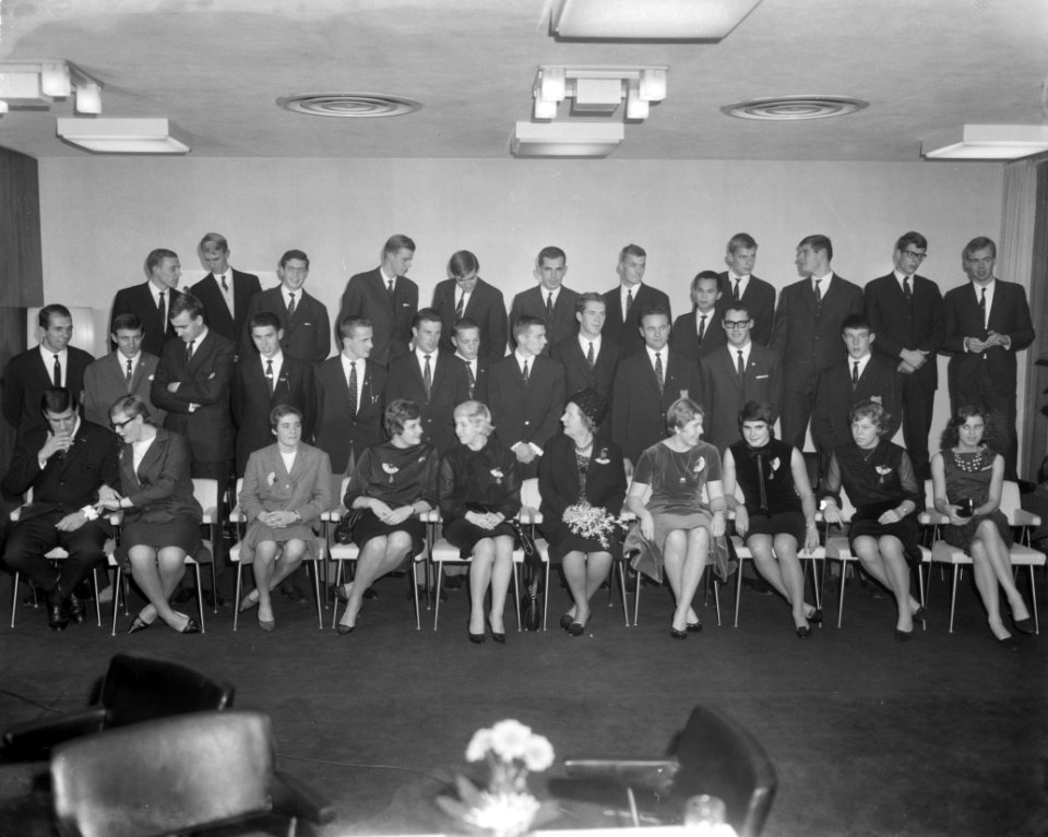 Groepsfoto van koningin Juliana en de sporters, Bestanddeelnr 917-1552
