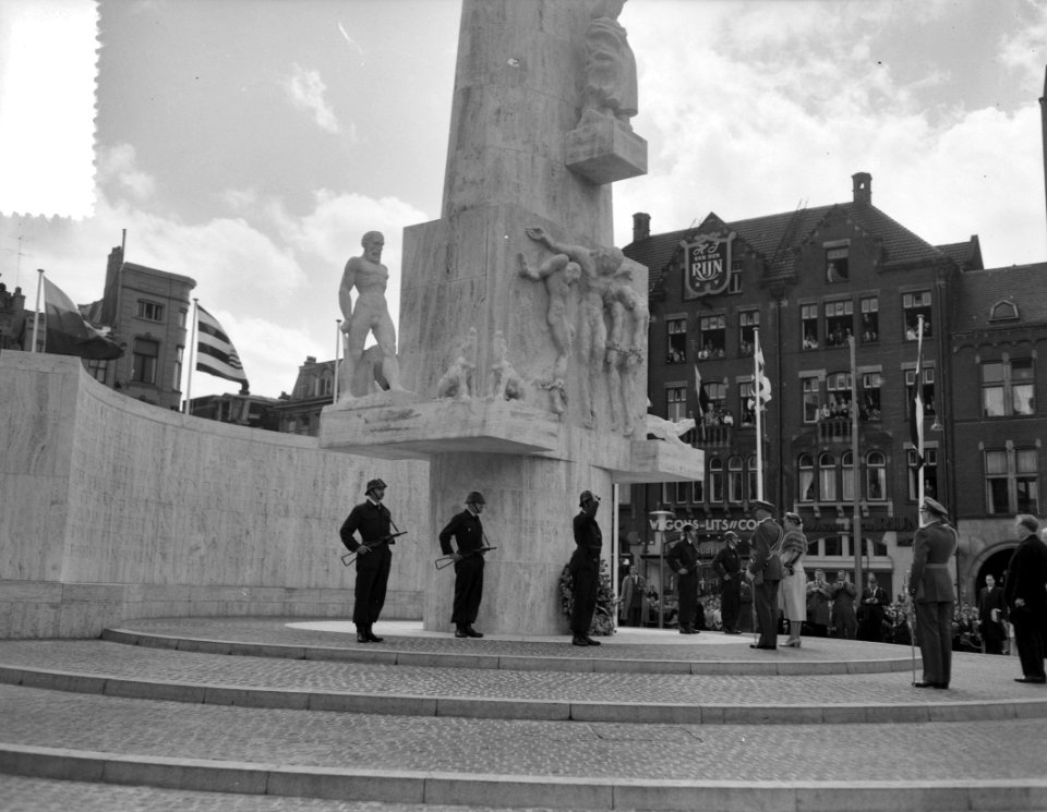 Groothertogelijk bezoek uit Luxemburg. Kranslegging bij het Nationaal Monument, Bestanddeelnr 907-8074