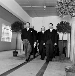 Groep mannen lopend in gelegenheidkleding, vooraan de fabrieksdirecteuren Jan (l, Bestanddeelnr 255-8545