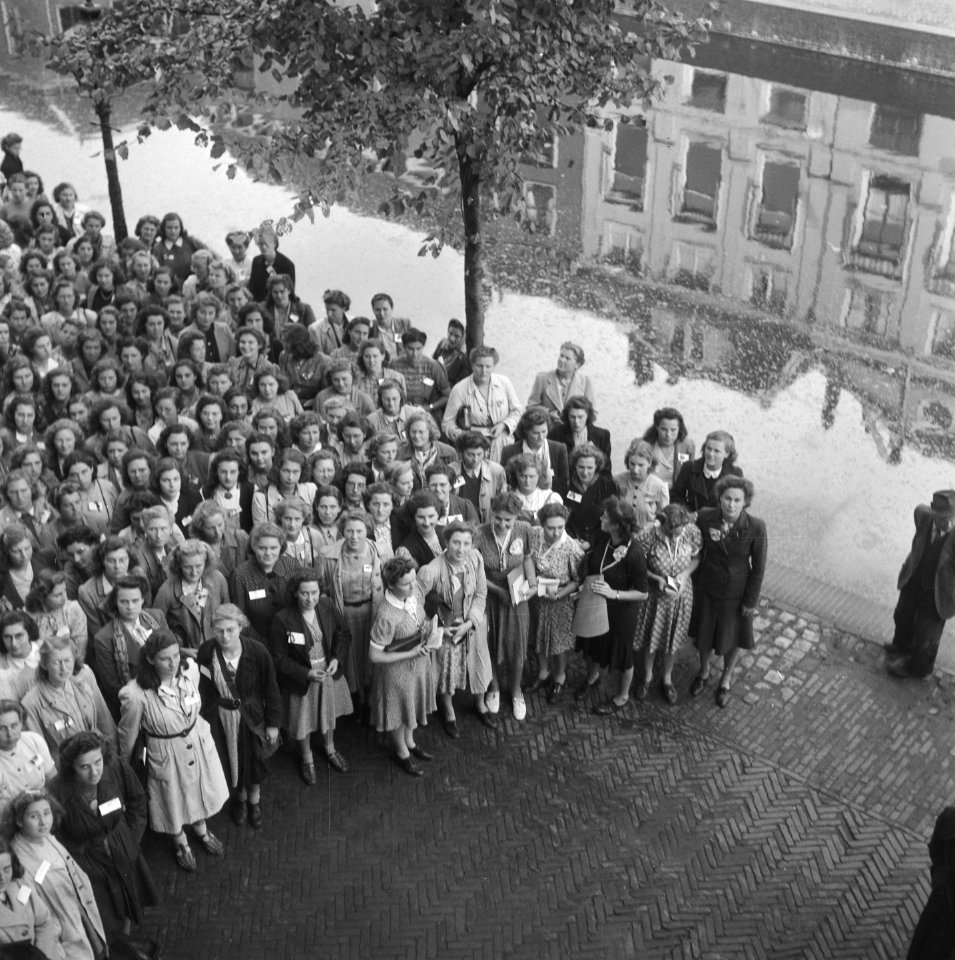 Groepsfoto van vrouwelijke studenten of studentenvereniging, Bestanddeelnr 900-8200