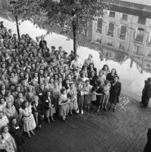 Groepsfoto van vrouwelijke studenten of studentenvereniging, Bestanddeelnr 900-8200