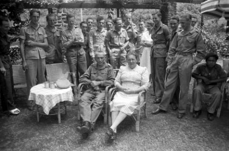 Groepsfoto van een oudere KNIL-militair en zijn echtgenote, omringd door militai, Bestanddeelnr 549