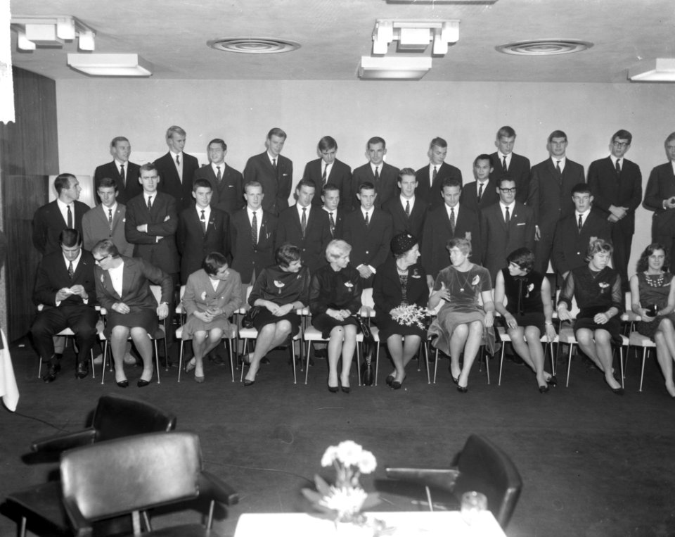 Groepsfoto van koningin Juliana en de sporters, Bestanddeelnr 917-1551