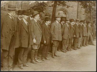 Groep mannen, naast elkaar staande in twee lange rijen., Bestanddeelnr 158-2103