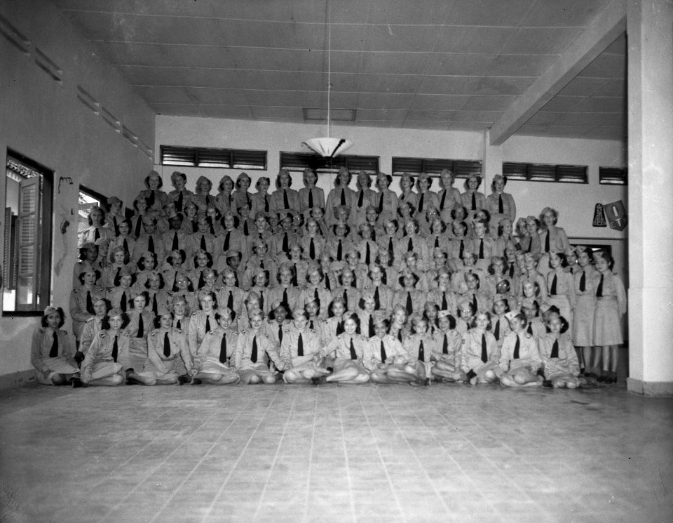 Groepsportret van een groot aantal vrouwen van het Vrouwenkorps KNIL, Bestanddeelnr 8586