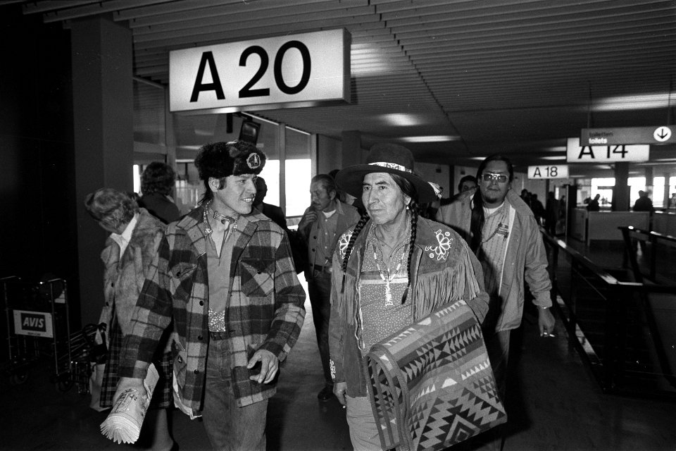 Groep Indianen op Schiphol voor vier Russel Tribunaal dat in november in RAI wor, Bestanddeelnr 931-1615
