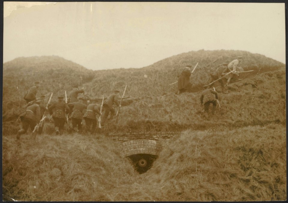 Groep infanteristen rukt op in bergachtig gebied., Bestanddeelnr 158-2263
