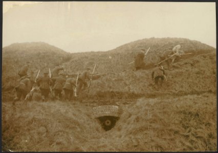 Groep infanteristen rukt op in bergachtig gebied., Bestanddeelnr 158-2263