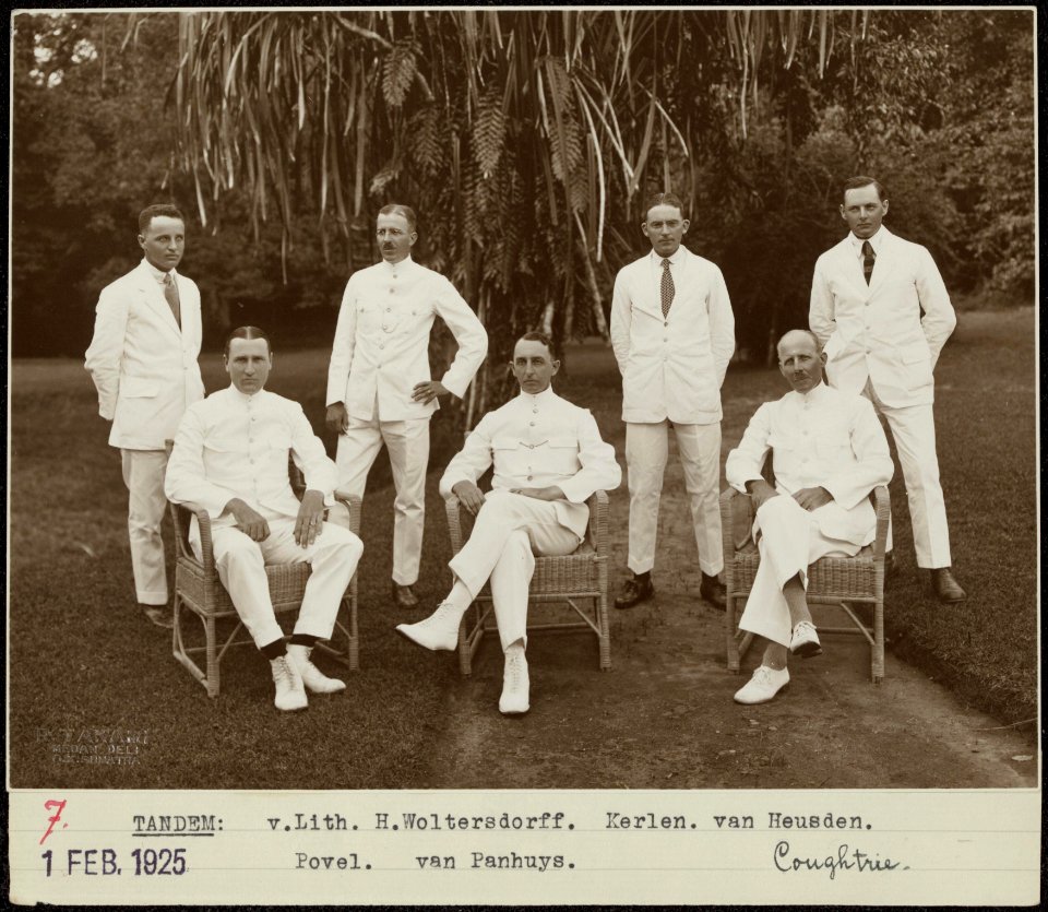 Groepsportet van leidinggevenden van de tabaksonderneming Tandem. Staand v.l.n.r, Bestanddeelnr 839 13