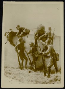 Groep Italiaanse militairen klimt over een muur, Bestanddeelnr 158-0344