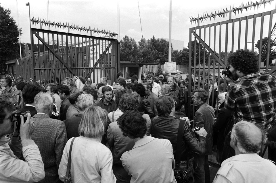 Groep stakers verlaat het stadion, Bestanddeelnr 930-4414