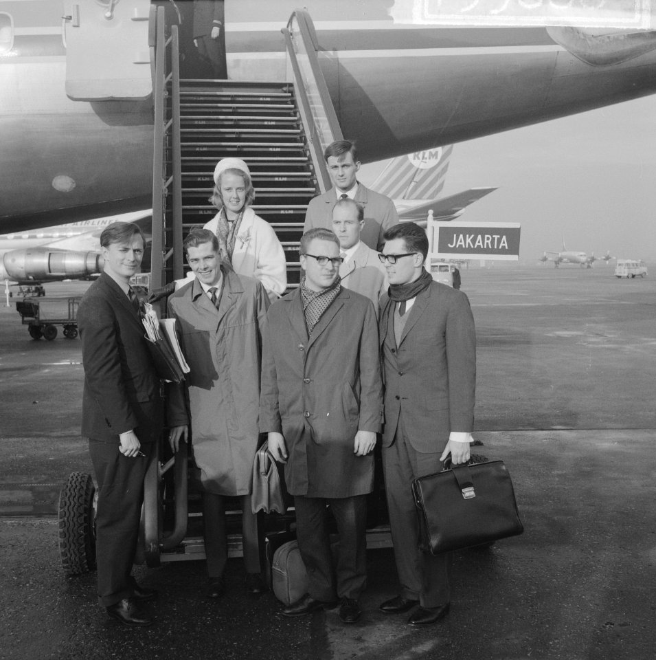 Groep jongeren van Schiphol naar Indonesie vertrokken, de groep voor het vliegtu, Bestanddeelnr 915-9888