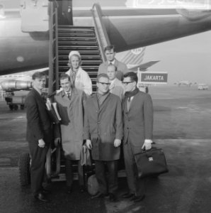 Groep jongeren van Schiphol naar Indonesie vertrokken, de groep voor het vliegtu, Bestanddeelnr 915-9888