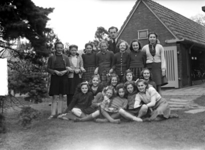 Groep leerlingen en daarachter, dhr. Sytsma, de leraar AVO algemeen vormend ond, Bestanddeelnr 903-2528