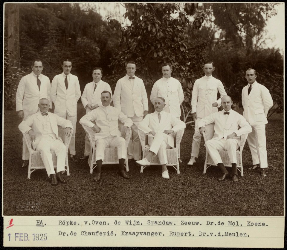 Groepsportret van leidinggevenden van de tabaksonderneming Ludwigsburg. Staand v, Bestanddeelnr 839 07