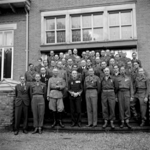 Groepsportret van de gedecoreerden met vooraan vierde van rechts prins Bernhard , Bestanddeelnr 255-7684
