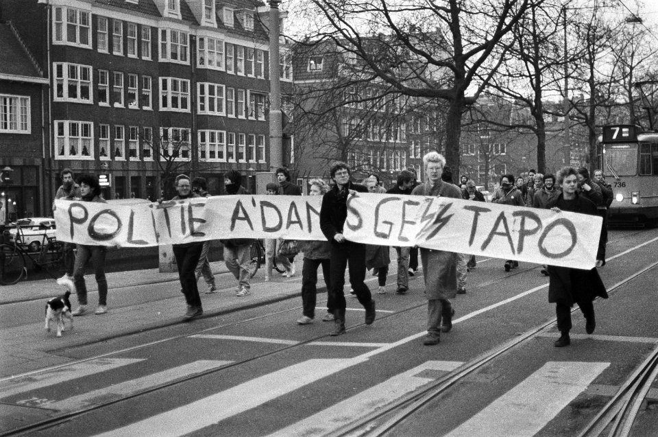Groep krakers voormalig De Blaaskop dem. voor hoofdburo van politie voor vrijl, Bestanddeelnr 931-9821