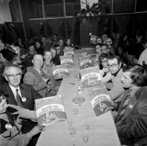 Groep mensen aan tafel met de grammofoonplaat, Bestanddeelnr 926-8961