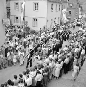 Groep in klederdracht met alpenhoorn uit Zwitserland, Bestanddeelnr 254-3870