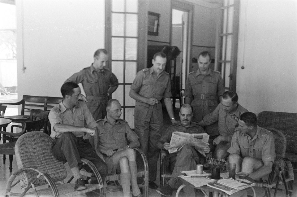 Groepsportret Adjudant-generaal kolonel mr. C.H.J.F. van Houten en zijn staf, Bestanddeelnr 21-6-2
