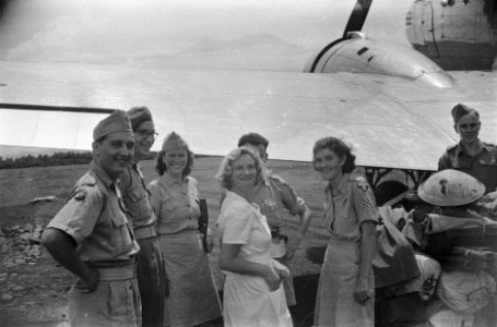 Groep militairen van de V-Brigade, waarvan twee vrouwelijk, met een verpleegster, Bestanddeelnr 450-3-5
