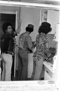 Groep Surinamers bezet gebouw Stichting voor Surinamers in Den Haag bezetters, Bestanddeelnr 927-3523