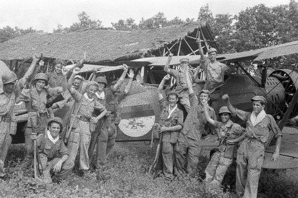 Groep Nederlandse militairen bij een Republikeins vliegtuig, Bestanddeelnr 2357