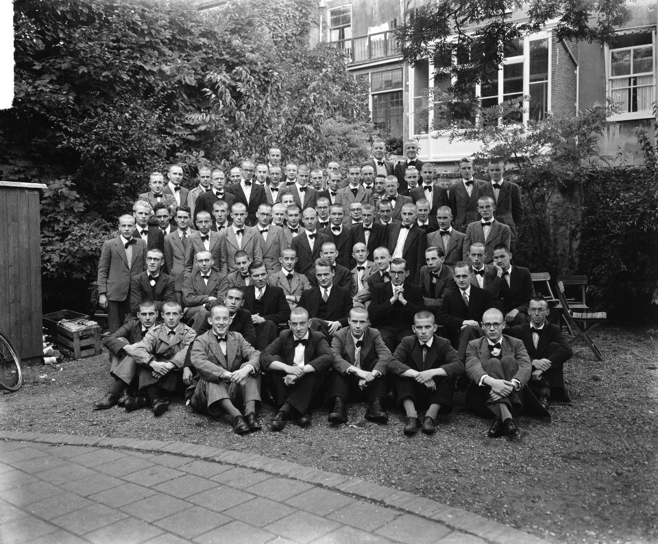 Groep studenten met kale hoofden Delft, Bestanddeelnr 903-0114