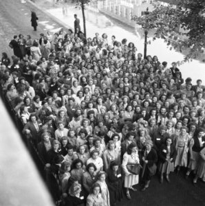 Groepsfoto van vrouwelijke studenten of studentenvereniging, Bestanddeelnr 900-8201