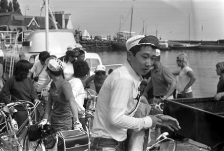 Groep Japanse fietsers in Volendam, Bestanddeelnr 925-7975