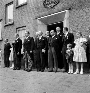 Groep mannen en kinderen bij deuropening, 3e man van links fabrieksdirecteur Jan, Bestanddeelnr 255-8547