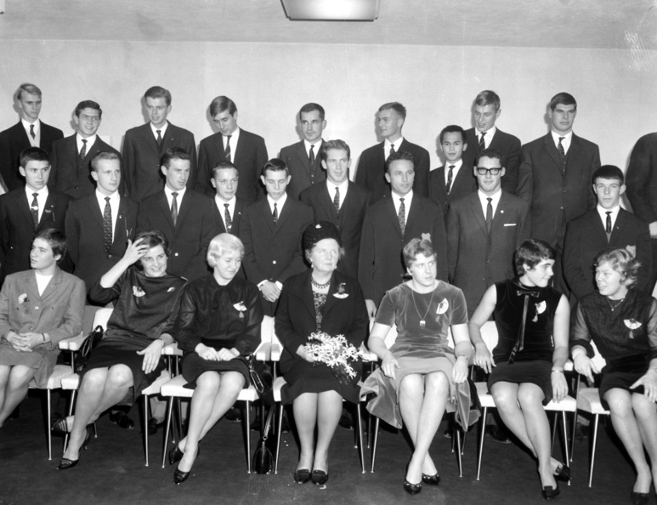 Groepsfoto van koningin Juliana en de sporters, Bestanddeelnr 917-1550