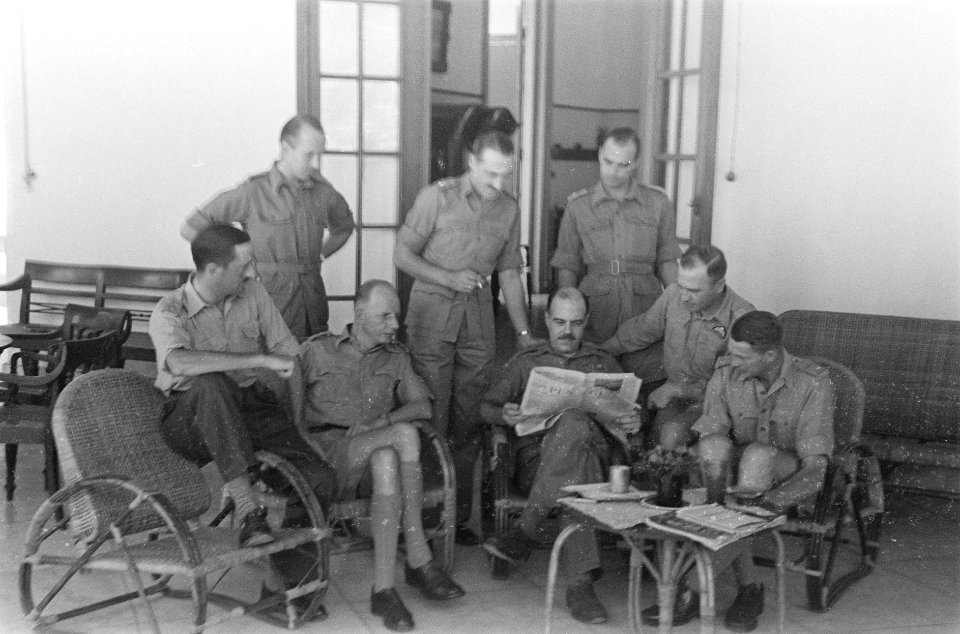 Groepsportret Adjudant-generaal kolonel mr. C.H.J.F. van Houten en zijn staf, Bestanddeelnr 21-6-3