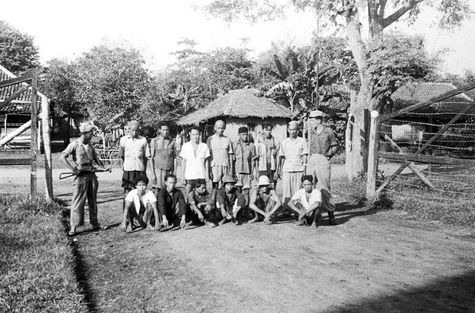 Groepsportret. Gevangen genomen Indonesiërs, Bestanddeelnr 1625-7-3