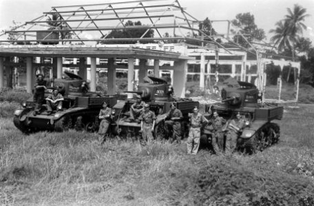 Groepsfoto van drie tankbemanningen van een KNIL eskadron Vechtwagens, Bestanddeelnr 142-5-2