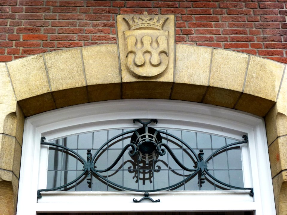 Groesbeek (NL) Dorpsstraat 31, voorm. gemeentehuis (03) detail entree met wapen