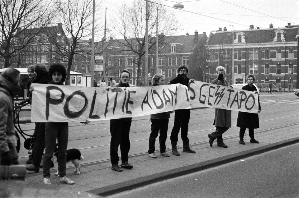 Groep krakers van voormalig De Blaaskop dem. voor hoofdburo van politie voor v, Bestanddeelnr 931-9822
