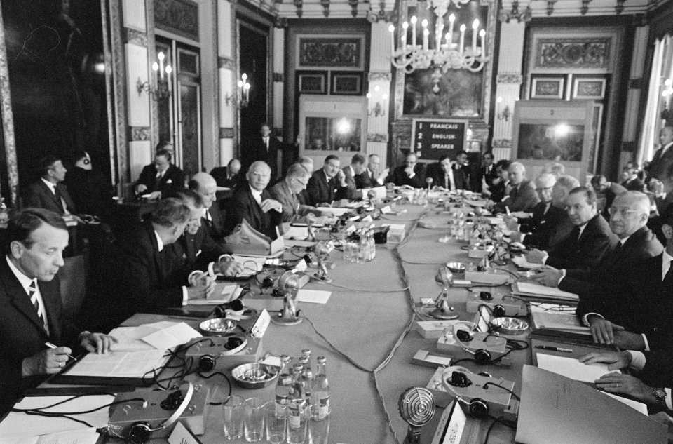 Groep van tien Ministers van Financien bijeen in Den Haag , overzicht in Trevesz, Bestanddeelnr 919-3914