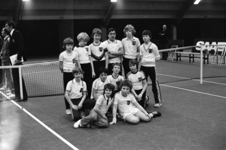 Groep tennis-ballenjongens, Bestanddeelnr 930-0838